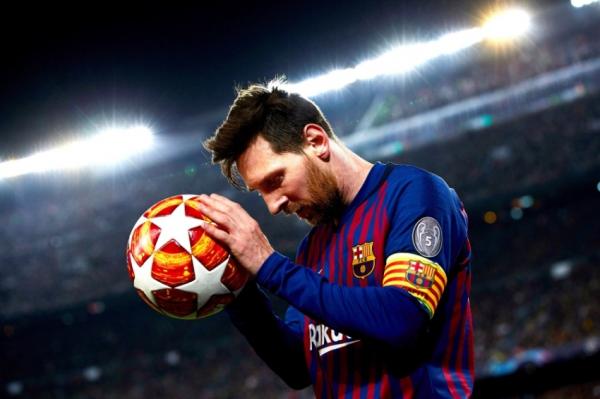 ميسي يبلغ نادي برشلونه قراره النهائي حول البقاء في النادي أو الرحيل