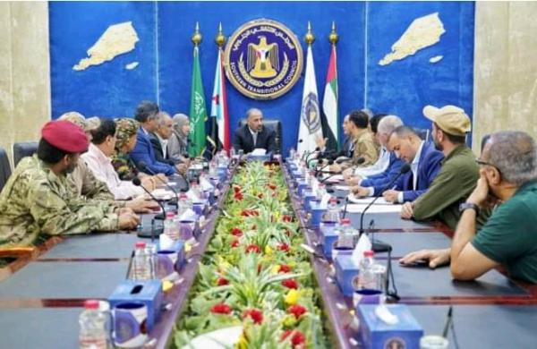 عدن..حشد عسكري كبير يصل من لحج لقوات الانتقالي وسط توتر وخلافات مع الحكومة 