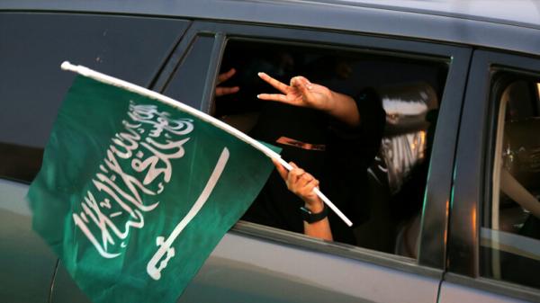 الشرطة السعودية تعتقل 100 امرأة  لهذا السبب الغريب (فيديو)