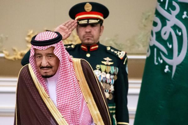 خبر سار للمغتربين وخاصة اليمنيين..العاهل السعودي يوجه بتمديد إقامة الوافدين خارج المملكة آليا دون رسوم