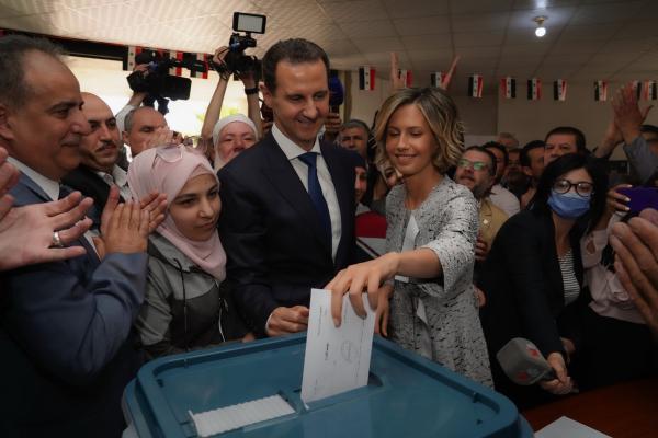 بشار الأسد متحدياً الغرب أثناء تصويته في الانتخابات.. قيمة آرائكم عن الانتخابات السورية صفر