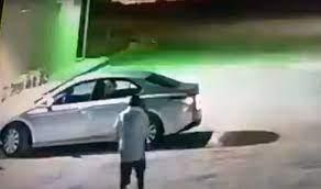  لص يسرق سيارة بداخلها امرأة وعندما يكتشف وجودها ..لاحظ ماذا فعل!