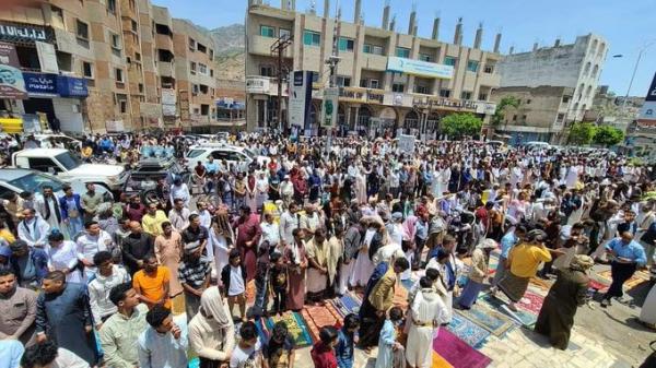 تعز:تواصل الاحتجاجات المنددة بالفساد والمطالبة بإقالة الفاسدين ومحاسبتهم
