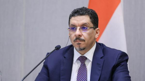 بن مبارك يعلن سماح حكومته بإدخال كميات من الوقود لمناطق الحوثيين عبر ميناء الحديدة 