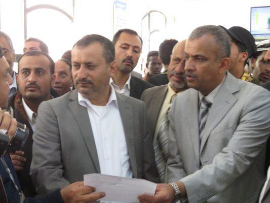 نائب وزير الكهرباء في حكومة الحوثيين"المداني" يقتحم مكتب الوزير ويمنعه من دخول الوزارة