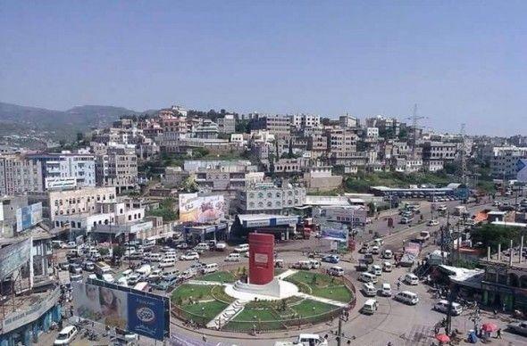إب.. قيادي حوثي يعتدي على مواطن بسوق الرضمة ويصاب بطلق ناري خطير بالخطأ من أحد مرافقيه المسلحين