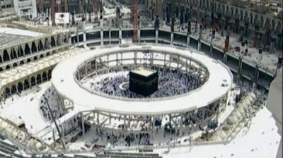 أقوى من الحديد بـ100 مرة وأخف من الألمونيوم بـ10 مرات المطاف المؤقت بالحرم مشُيّد من مادة اخترعها شاب سعودي من أصل يمني