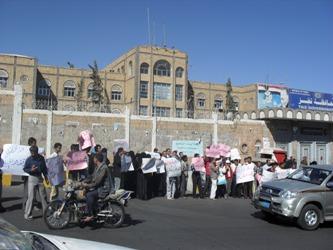  عشرات الشباب بتعز يعتصمون أمام مبنى المحافظة   تضامنا مع الثورة المصرية  والمطالبة بتغير رموز النظام الحاكم في اليمن 