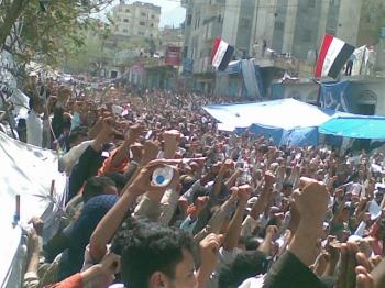 اعتصام ساحة الحرية بتعز يدخل يومه الثاني عشر والمعلمين ينظمون إليه 