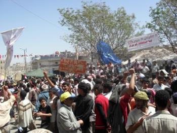 ساحة الحرية بتعز تمتلئ بالآلف بينهم كوادر حزب الرابطة استعدادا لجمعة " الإنذار والتلاحم 
