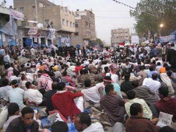 حشود طلابية لمدارس ومعاهد تعز لساحات الحرية و200 سيارة تحمل مشايخ وأعيان قبائل خولان للتضامن مع ساحات الحرية تلقى ترحيبا كبيرا بين المعتصمين 