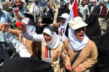 استياء شديد وغضب في مدينة تعز نتيجة ماحدث للمعتصمين في ساحة التغيير بصنعاء وخروج الآلاف من الطلاب للمطالبة بإسقاط النظام .