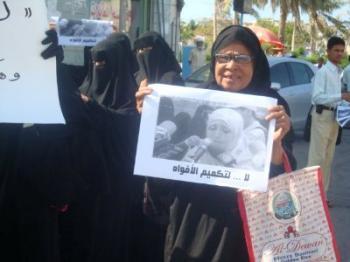 وقفة إحتجاجية أمام مبنى محافظة الحديدة ومشترك الحديدة يندد بحرب السلطة على الصحفيين والحقوقيين