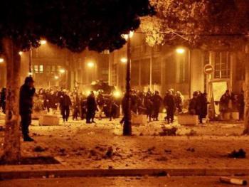 الأمن التونسي يفرّق حشود المحتجين بالرصاص الحي والغاز المسيل للدموع
