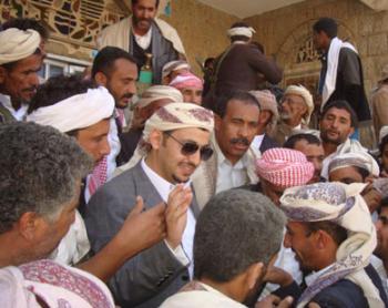 استقالة الأحمر هل تشق نظام صالح؟