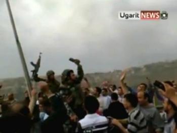  صور تؤكد انشقاق عسكريين سوريين والتحاقهم بالمتظاهرين