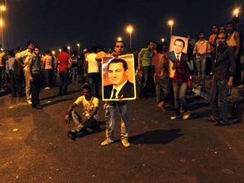 مصريون يرفعون صورة مبارك احتفالاً بعيد ميلاده الثالث والثمانين