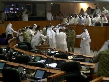  نواب سُنة وشيعة في البرلمان الكويتي وعراك بالأيدي وتبادل اللكمات  