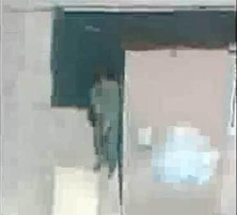 الاندبندنت": استهداف كل من يصور بهاتفه المحمول