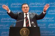 صورة ارشيفية للرئيس المصري السابق حسني مبارك وهو يحيي مؤيديه في أحد المؤتمرات 