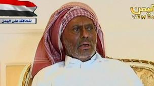الرئيس اليمني يتحدث لليمنيين للمرة الاولى منذ محاولة اغتياله وكان يرتدي جلباب ابيض ولم يتحرك ليبدو مدى تأثر حالته الصحية