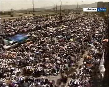 مظاهرات باليمن تطالب بالحسم الثوري وأخرى تؤيد الشرعيه الدستوريه 